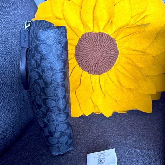 🌺Super Cute..Coach “Carryall Pouch”🌺 - Picture 4 of 10